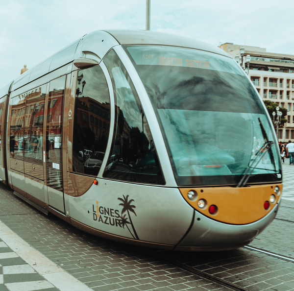Tramway en ville (square)-1-1